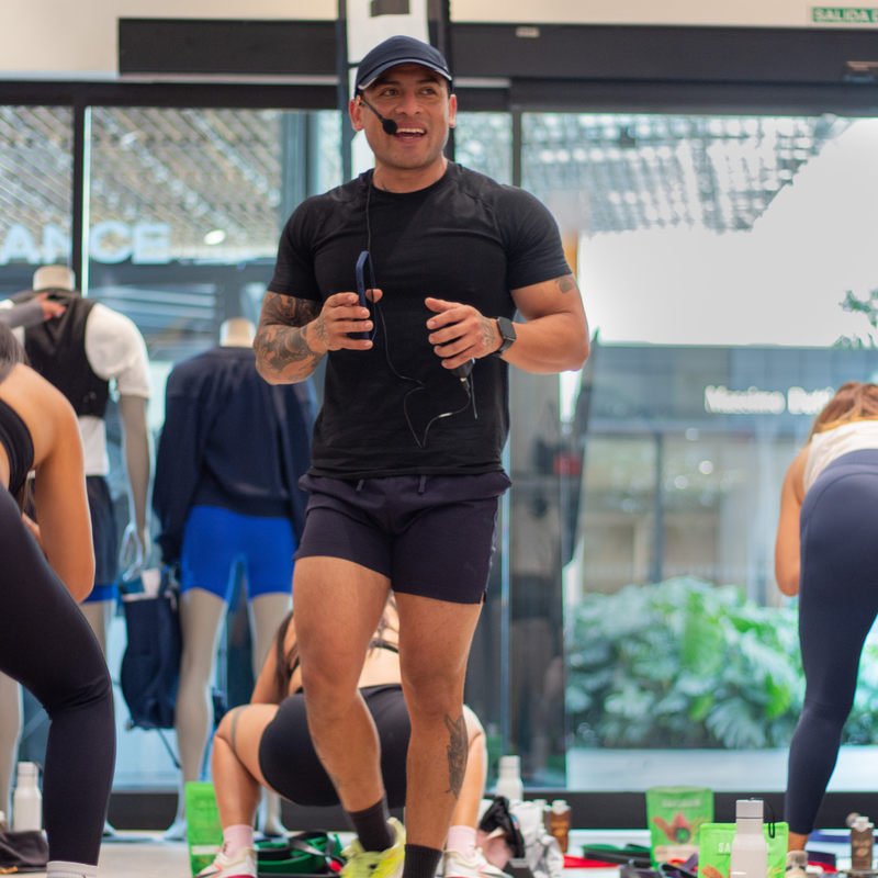 Clase de entrenamiento funcional Run Strong by IRONSIDE en la tienda lululemon de Plaza Antara, Ciudad de Mexico
