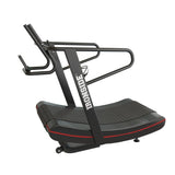 Caminadora curva sin motor para técnica de carrera y entrenamiento funcional. Diseño ergonómico de alta resistencia.